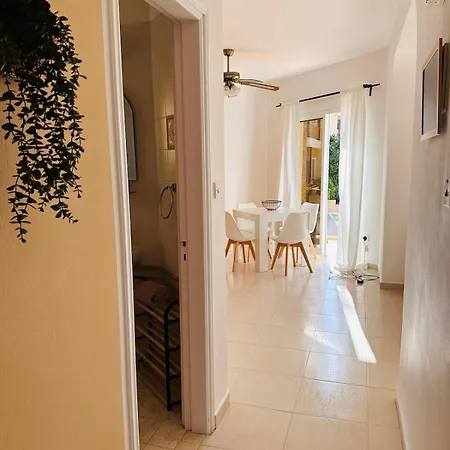 Holistic Homes - Terrasse, Pool, 2 Doppelbetten Apartment Paphos