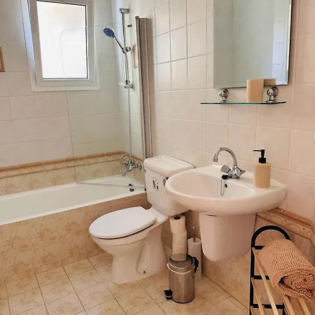 Holistic Homes - Terrasse, Pool, 2 Doppelbetten Apartment *