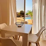 Holistic Homes - Terrasse, Pool, 2 Doppelbetten Daire