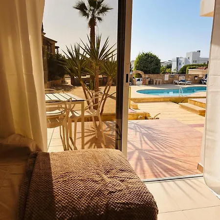 Holistic Homes - Terrasse, Pool, 2 Doppelbetten Daire
