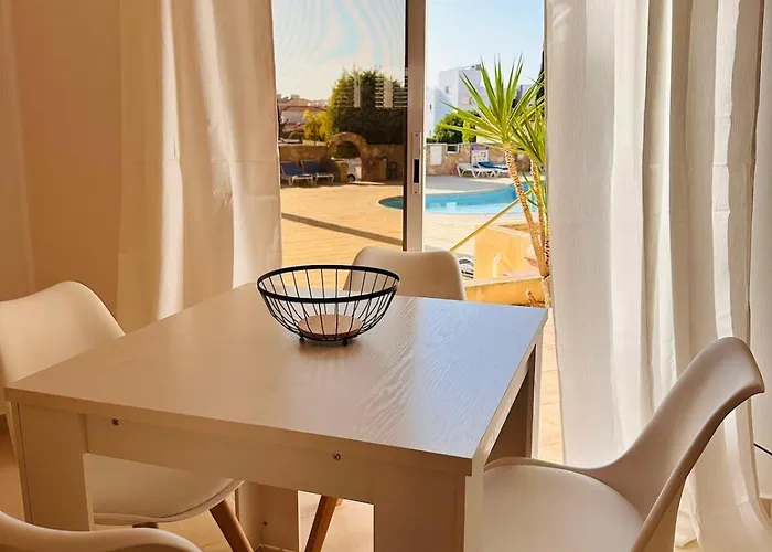 Holistic Homes - Terrasse, Pool, 2 Doppelbetten Daire